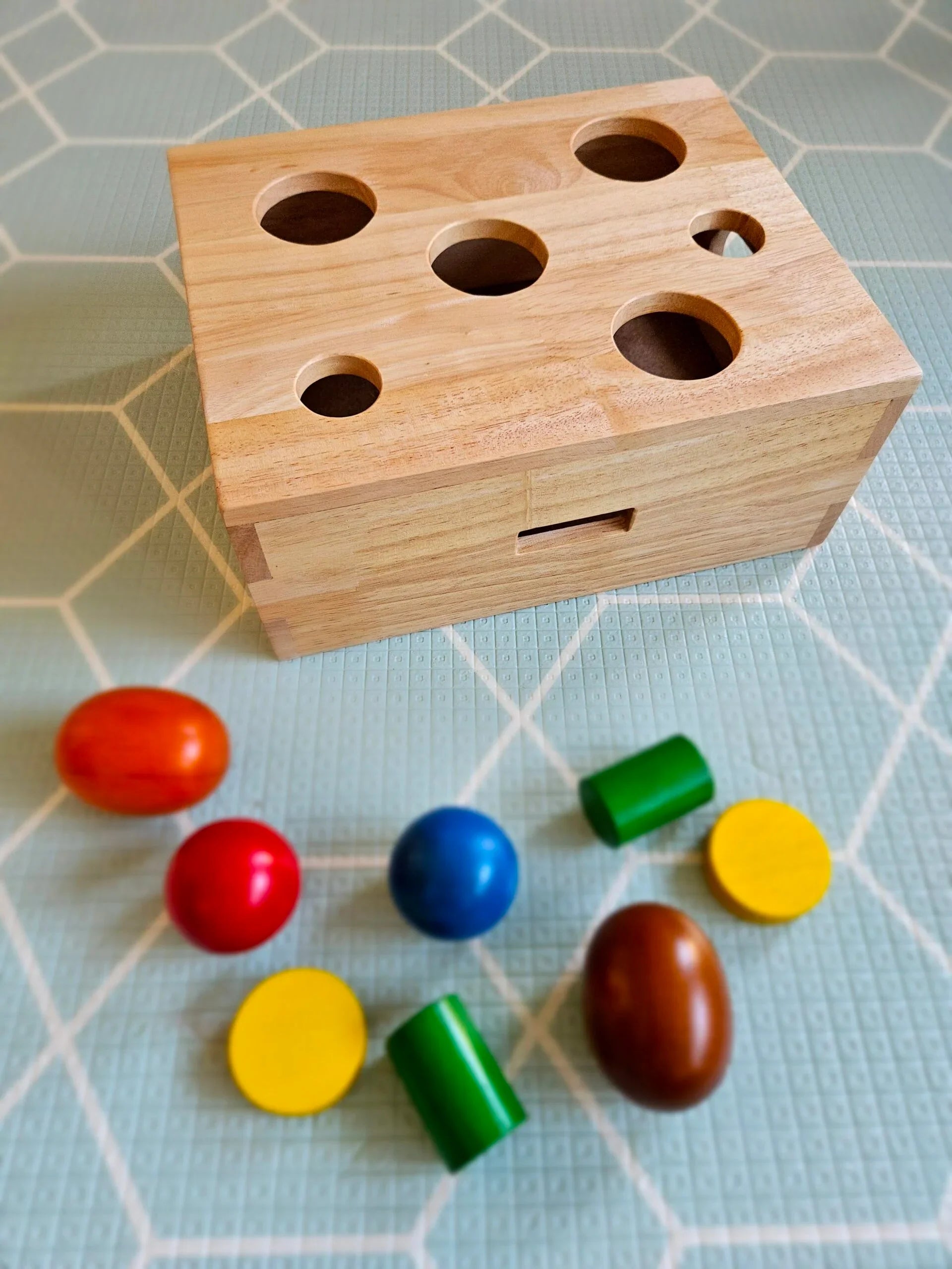 QToys Australia (USA) Peek a Boo Sorting Box